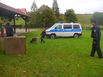 Besuch der Diensthundestaffel  Gotha in der Haineck-Schule Nazza (Bild vergr&ouml;&szlig;ern)