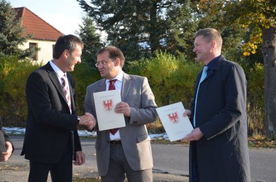 Verkehrsminister Vogelsänger übergibt Fördermittel für Straßenbau in der Annahütter Karl-Marx-Siedlung (Bild vergrößern)