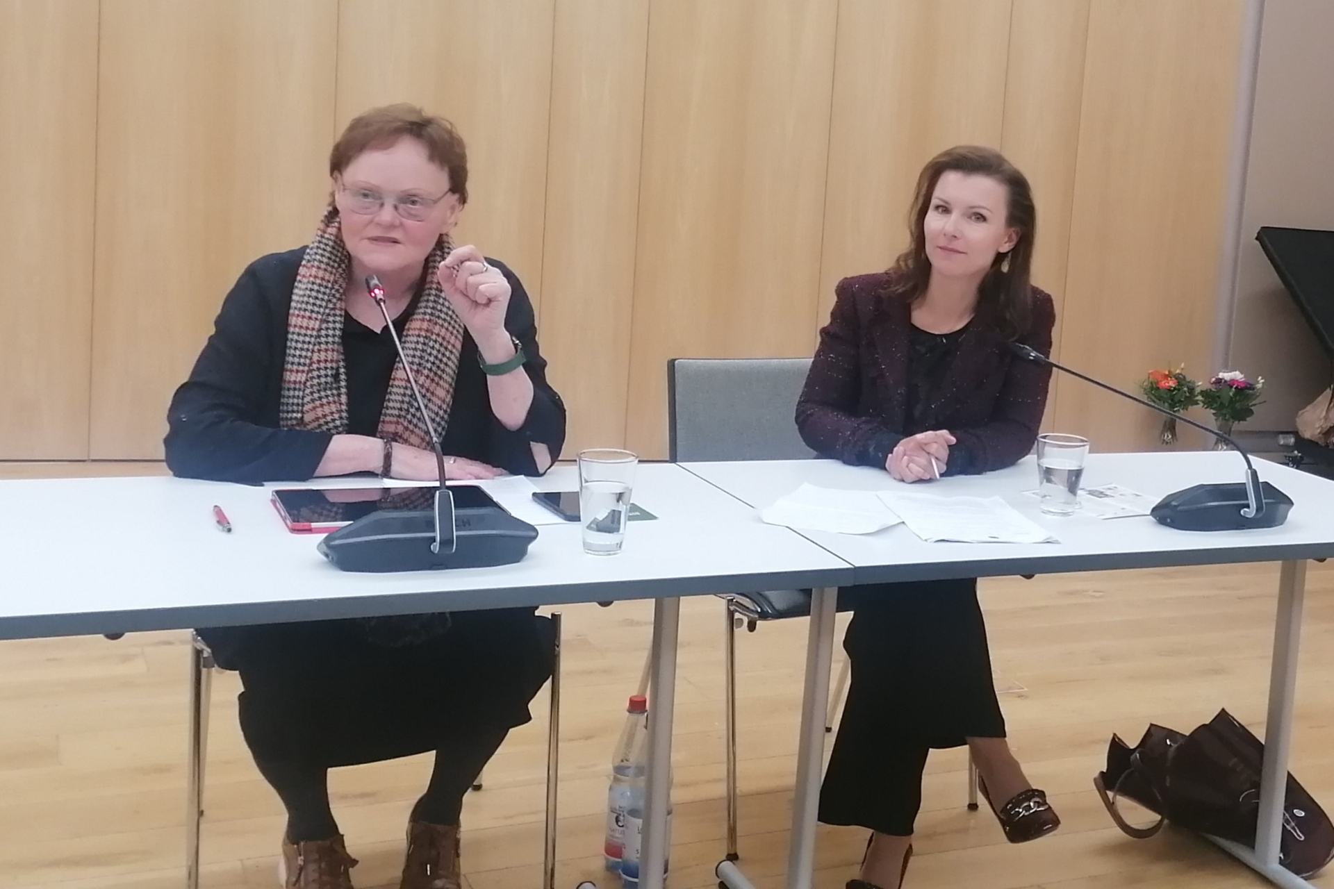 Sylvia Lehmann (l.) und Jana Schimke bei der Veranstaltung der Bürgerstiftung im Rathaussaal Königs Wusterhausen. Foto: Dörthe Ziemer