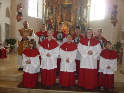 Foto zur Meldung: Fünf neue Ministranten in den Dienst am Altar aufgenommen und drei Minis verabschiedet 