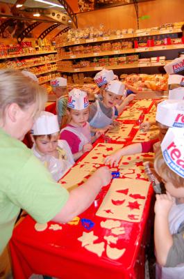Foto zur Meldung: Da kam Weihnachtsstimmung auf - Kinder der Kita „Leipziger Allerlei" buken leckere Plätzchen im Supermarkt