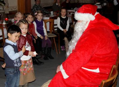 Weihnachtsmann besucht Kinder des SV Mackensen