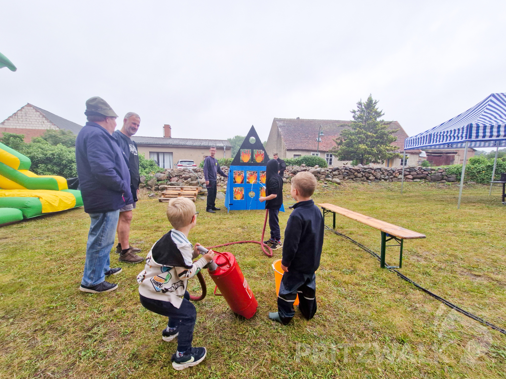 Die Kinder hatten ihren Spaß mit der Kübelspritze. Foto: Stadt Pritzwalk
