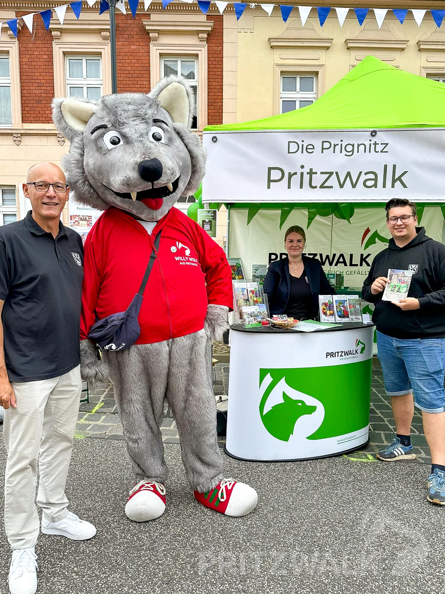 Pritzwalks Bürgermeister Dr. Ronald Thiel und Willy Wolf warben beim Brandenburg-Tag für die 770-Jahr-Feier. Foto: Stadt Pritzwalk