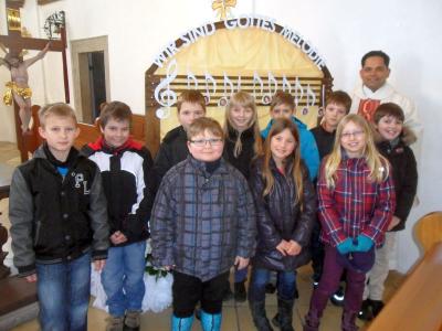 Foto zur Meldung: 10 Erstkommunionkinder der Pfarrei Prackenbach/Krailing stellten sich der Pfarrfamilie vor