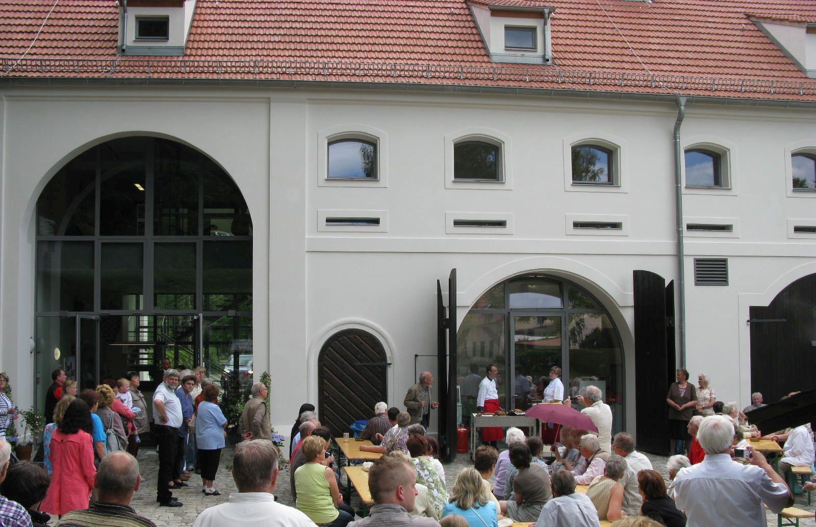 Zur offiziellen Einweihung des Bürgerzentrums Darre am 9. Juni 2012 stellten sich auch die Pächter des Restaurants "Zur Darre" vor.  Foto: Projektierung Reinke