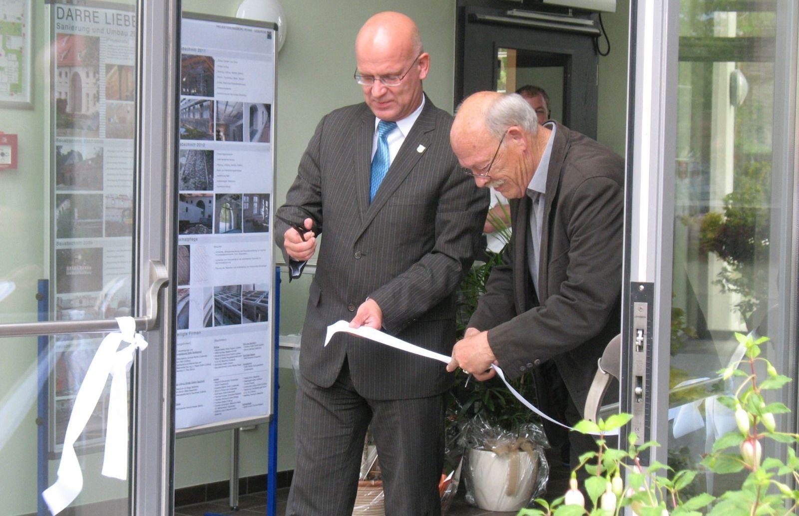 Landrat Stephan Loge (l.) und Manfred Lischeski, ehrenamtlicher Bürgermeister von Lieberose, übergaben gemeinsam am 9. Juni 2012 das Bürgerzentrum Darre der Öffentlichkeit.  Foto: Projektierung Reinke