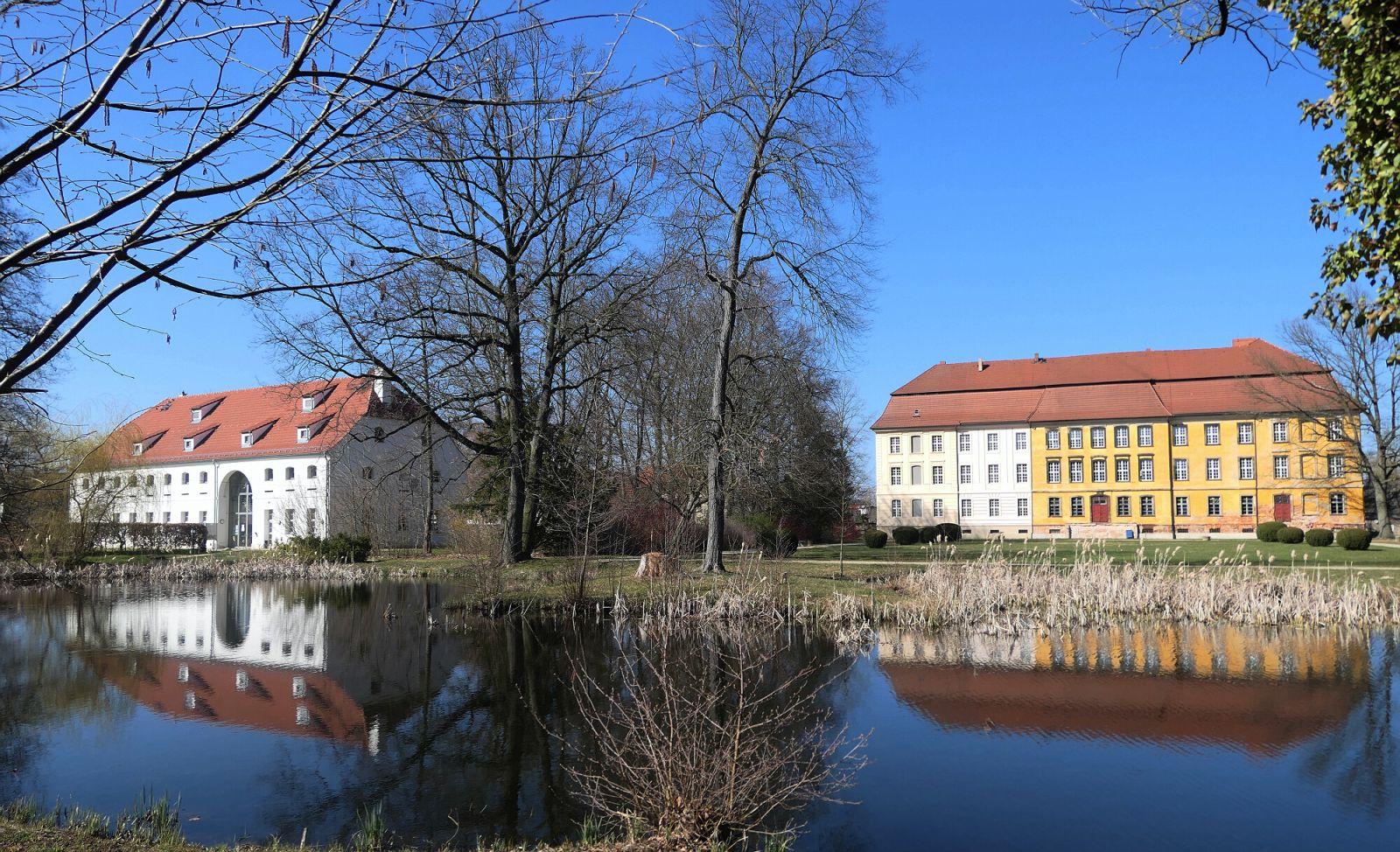 Eine hoffentlich weiter fruchtbare Symbiose: das Schloss Lieberose (r.) und die Darre: Foto: Ingrid Hoberg
