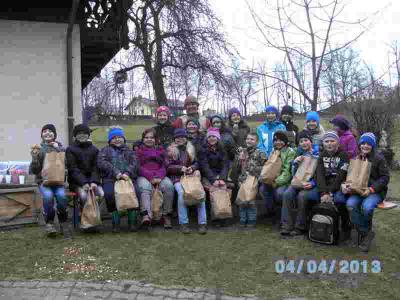 Foto zur Meldung: Kommunionkinder aus Moosbach und Prackenbach beim Brot-Backen 