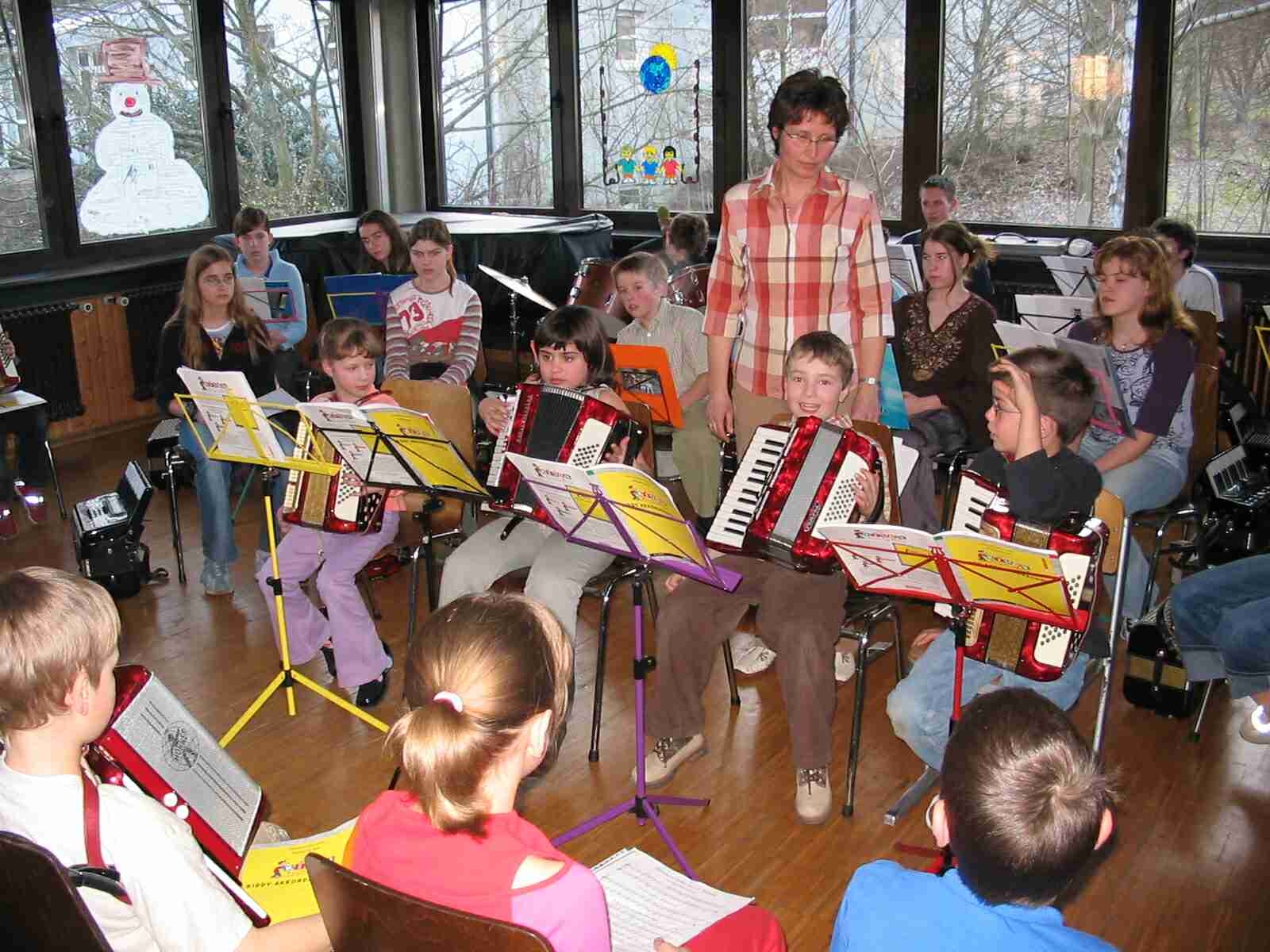 Kooperation Schule und Verein: Abschlußkonzert der Akkordeon AG an der GHWRS am 18.03.2005