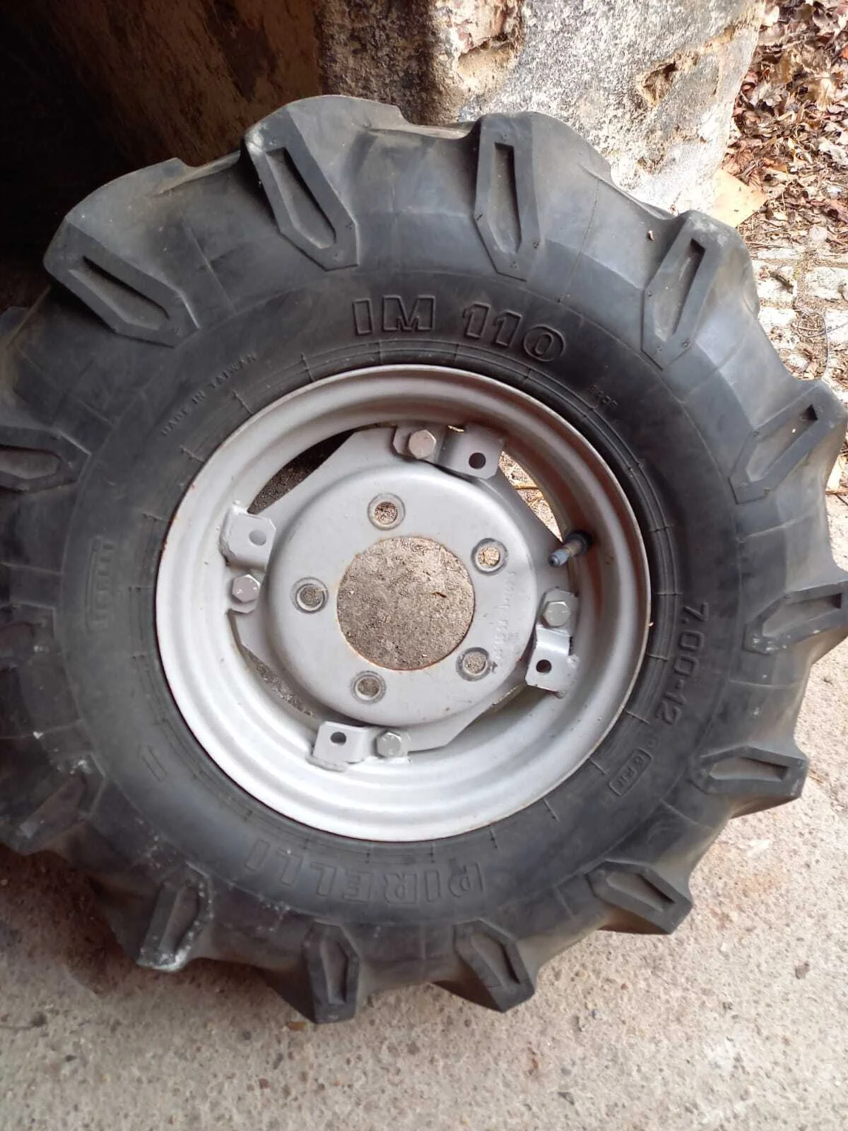 Pirelli TM AS 320 70 R 20 Pirelli TM 700