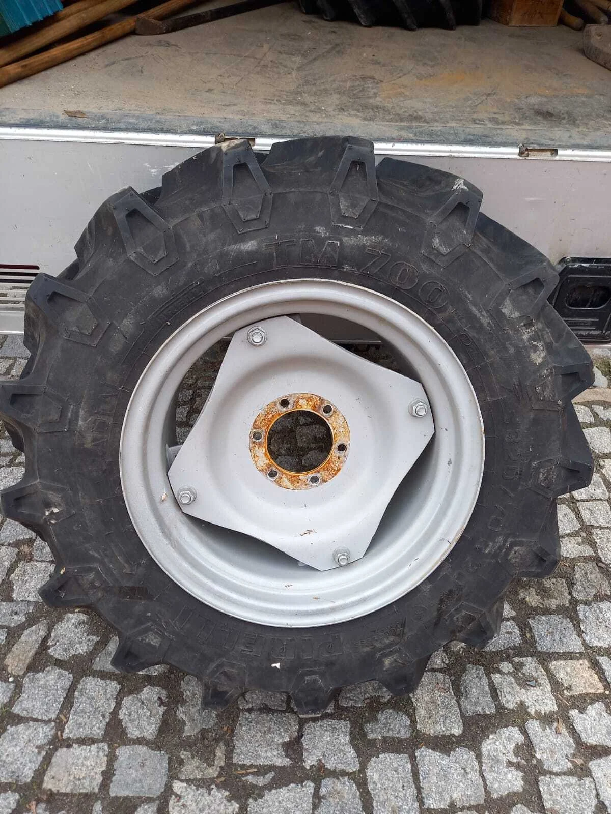 Pirelli TM AS 320 70 R 20 Pirelli TM 700