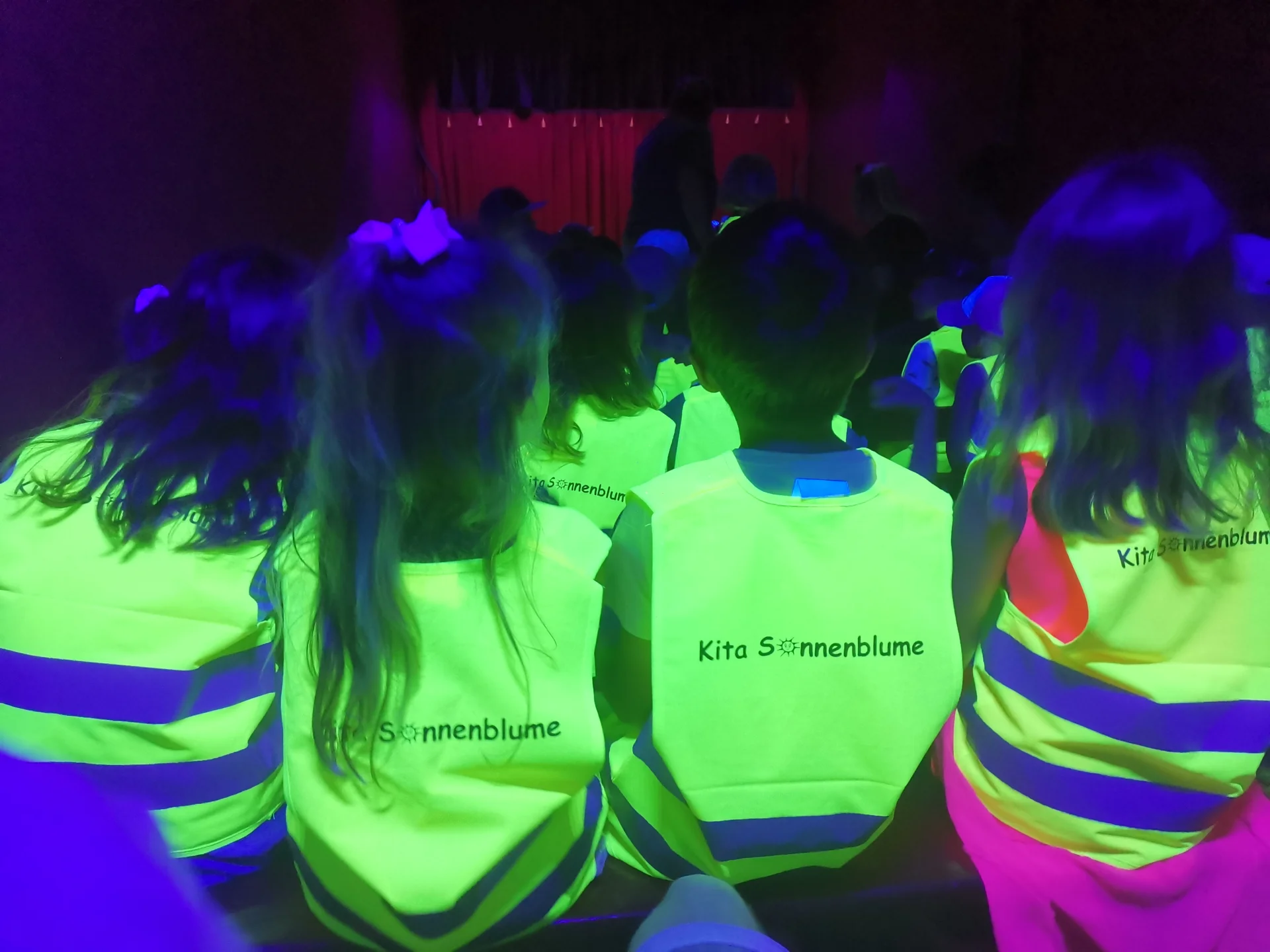 Kinder schauen dem Puppentheater zu
