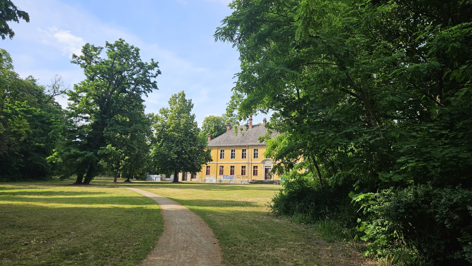 Der Schlosspark von Golßen bot die perfekte Kulisse für einen gemütlichen Sommerabend und interessante Gespräche. Foto: Dörthe Ziemer