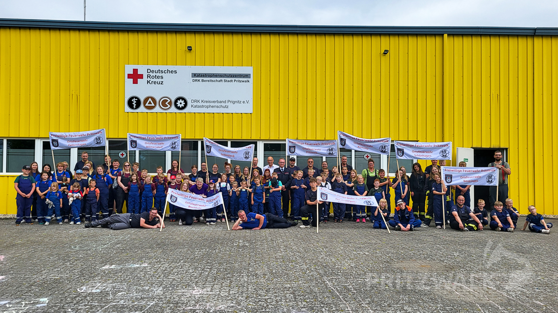 Tragebanner für die Jugendfeuerwehren wurden am Samstag überreicht. Sie wurden zum Teil vom Energieversorger e.dis gesponsert. Foto: Stadt Pritzwalk