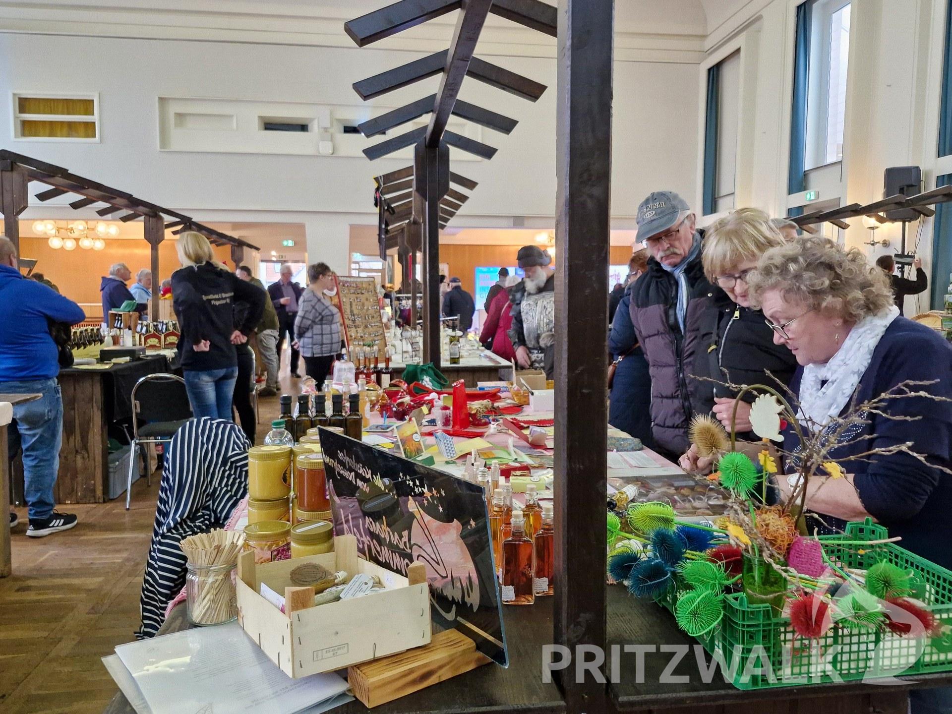 Im Saal des Kulturhauses gab es viele Stände mit regionalen Produkten. Foto: Sandra Bels/Stadt Pritzwalk