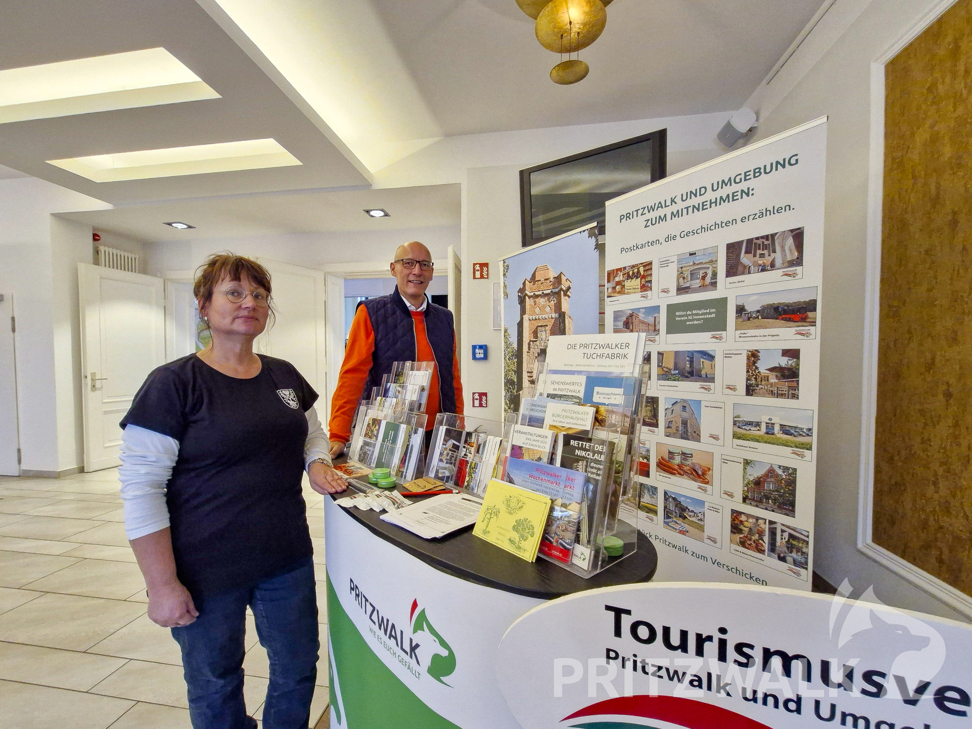 Der Tourismusverein Pritzwalk und Umgebung präsentierte erstmals seine Postkartenaktion für die Mitglieder. Foto: Sandra Bels/Stadt Pritzwalk