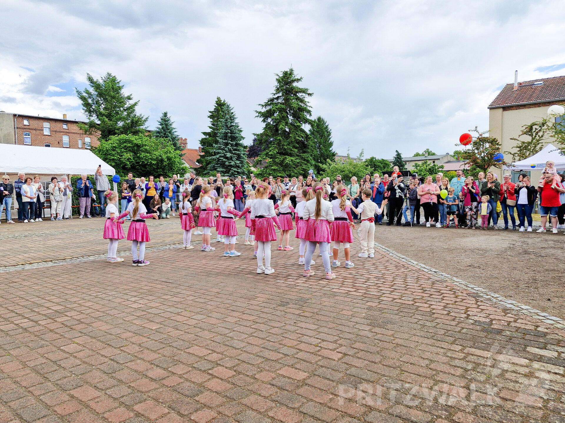Die Tanzschule "Quer durch die Gasse" zeigte mehrere Tänze. Foto: Stadt Pritzwalk