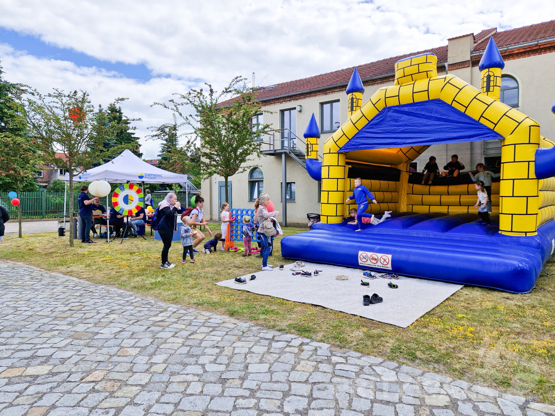 Eine Hüpfburg stand zum Toben bereit. Foto: Stadt Pritzwalk