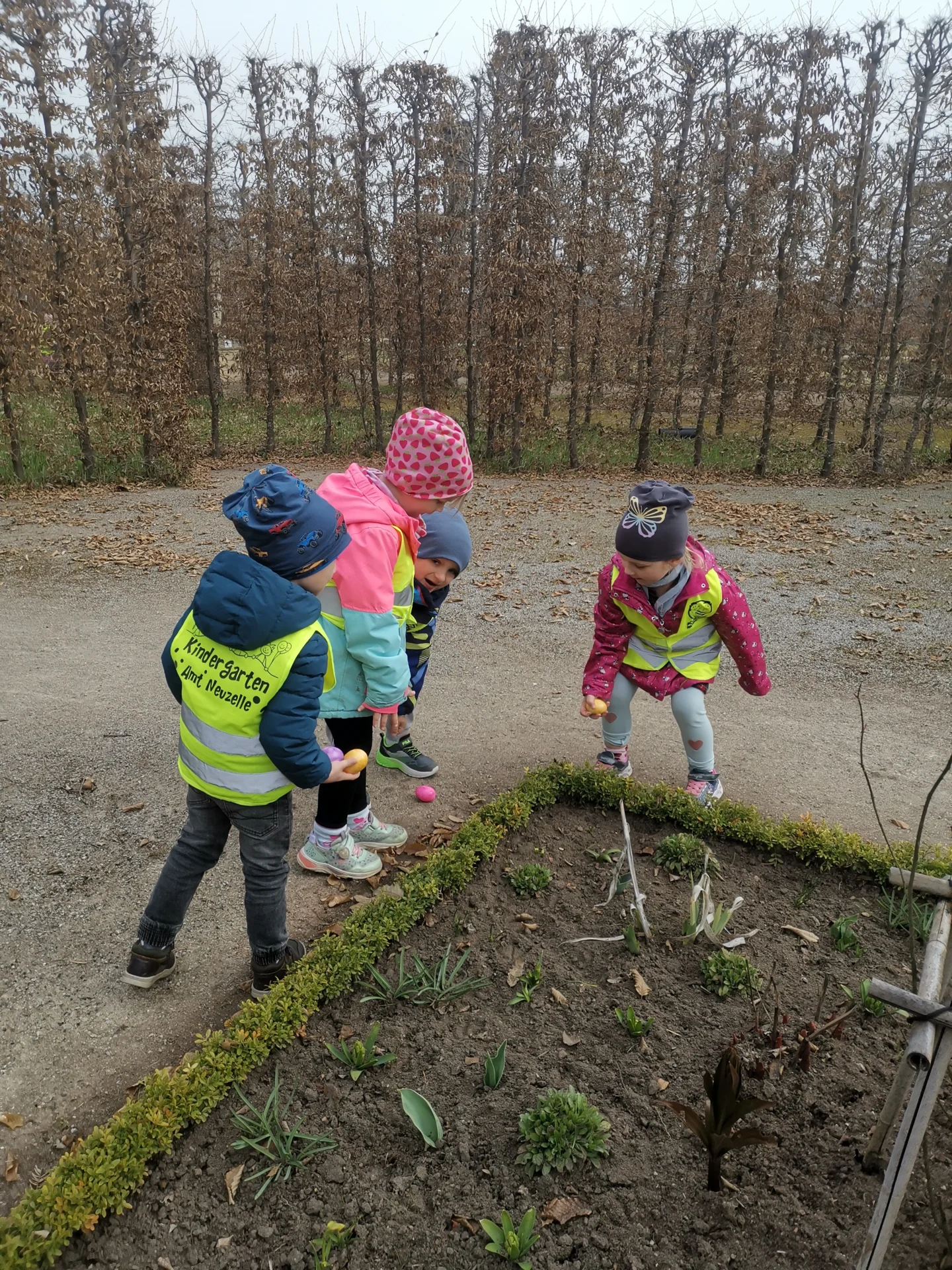 Aufgeregt suchen die Kinder der Kita Sonneblume in Neuzelle bunte Ostereier im barocken Klostergarten