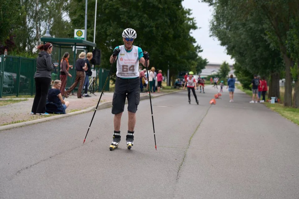 Bei 27 Grad im Schatten: Landesmeisterschaften im Rollerski