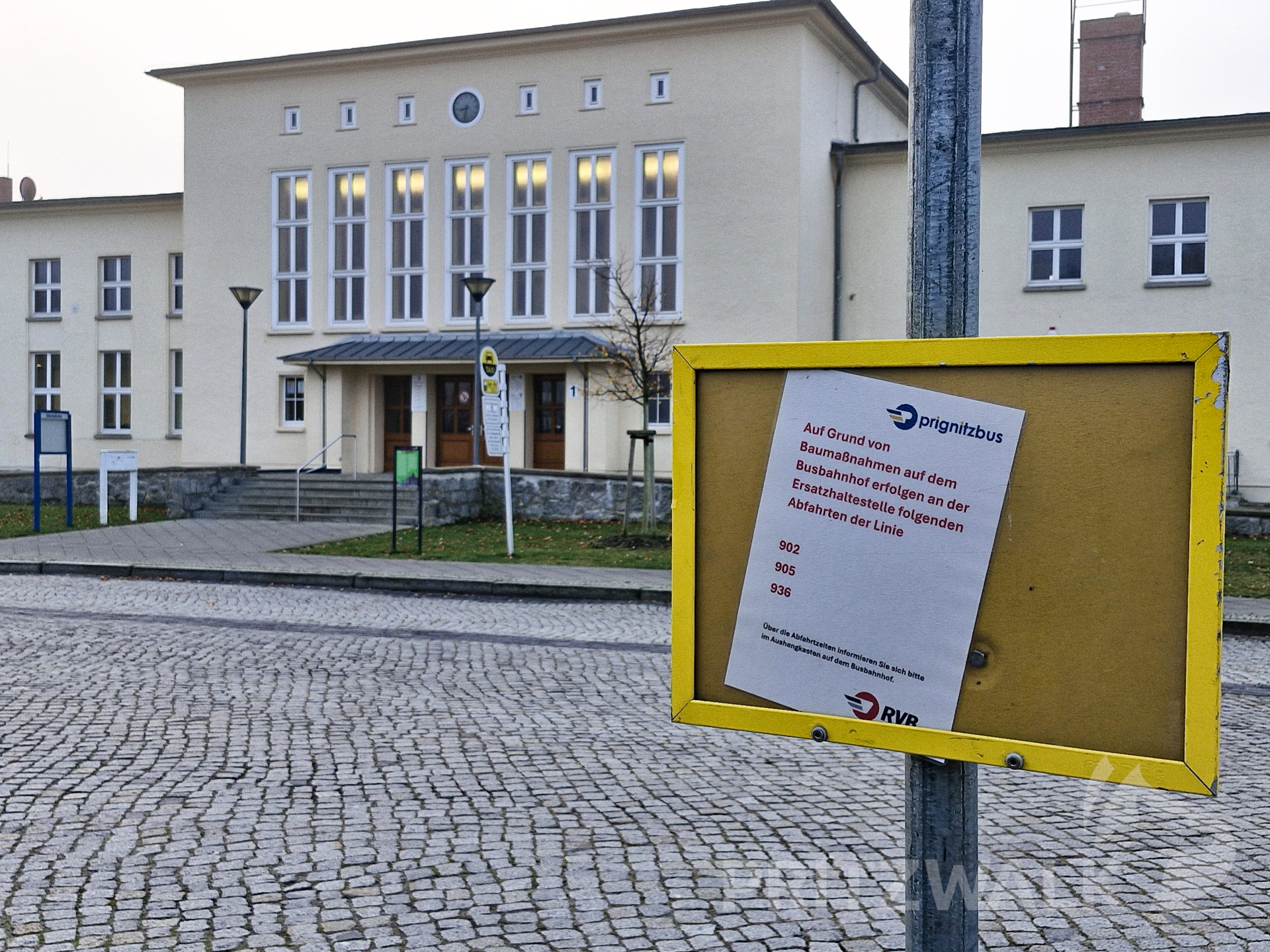 Die Bushaltestellen waren vorübergehend in die Bahnhofstraße verlegt worden. Foto: rab