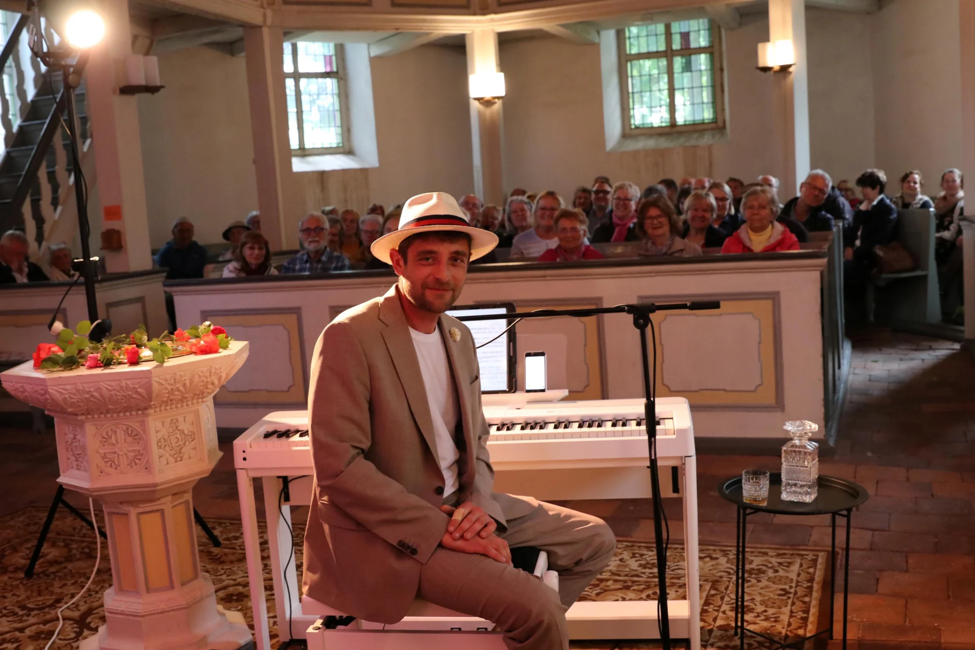 Thomas Kübler eröffnete die Konzertreihe in der Schlosskapelle Großwudicke vor rund 80 Gästen.