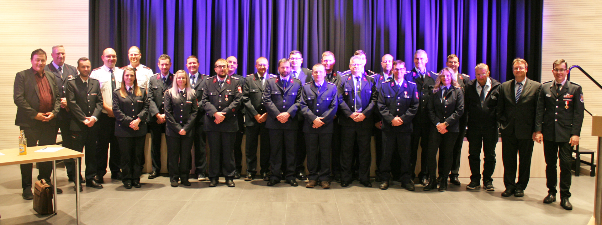 Gruppenbild silbernes Brandschutzehrenzeichen