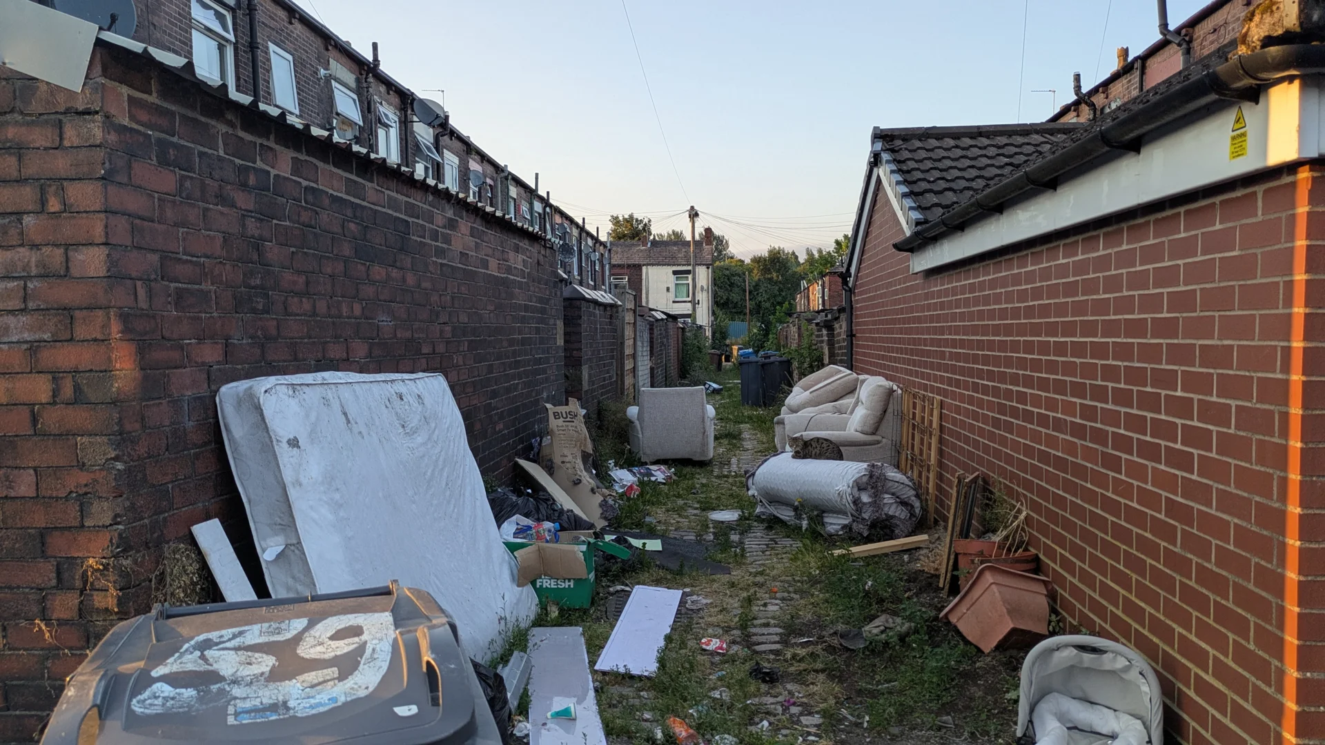 Ein Rundgang durch Lees vermittelte nachhaltige Eindrücke über die unterschiedlichen Lebensbedingungen in Oldham © Verein Miteinander leben e.V.