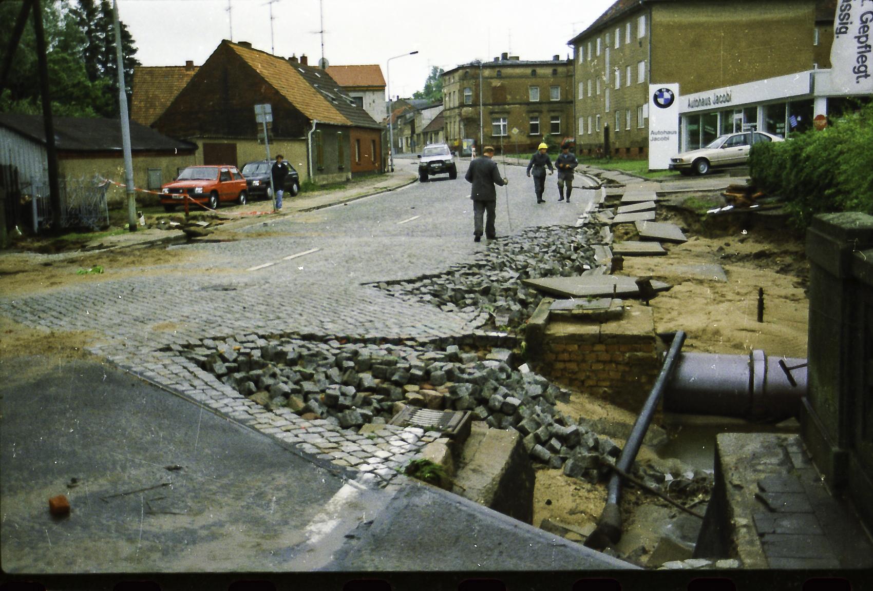 Dass viele Straßen unterspült waren, zeigte sich erst in den Tagen nach dem Hochwasser, so wie hier in der Schlachthausstraße. Foto: Peter Duchrau