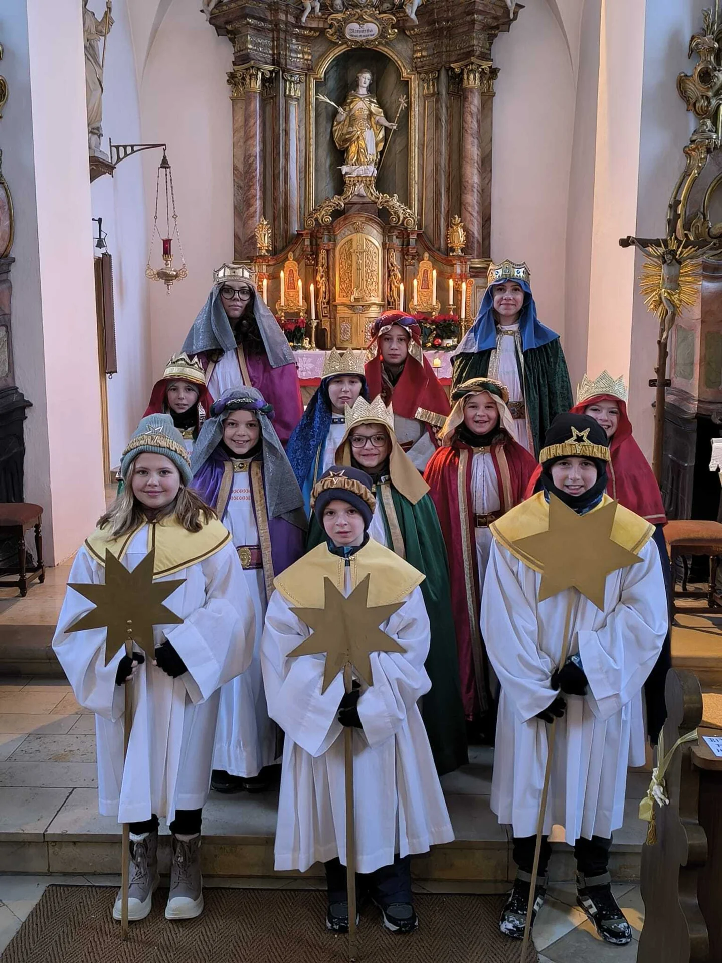 Sternsinger in der Kirche