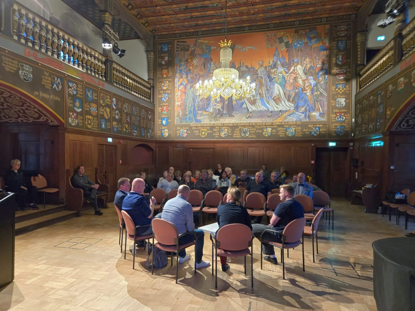 Fast anderthalb Stunden wurde im Lübbener Wappensaal disktutiert. Foto: Karen Ascher