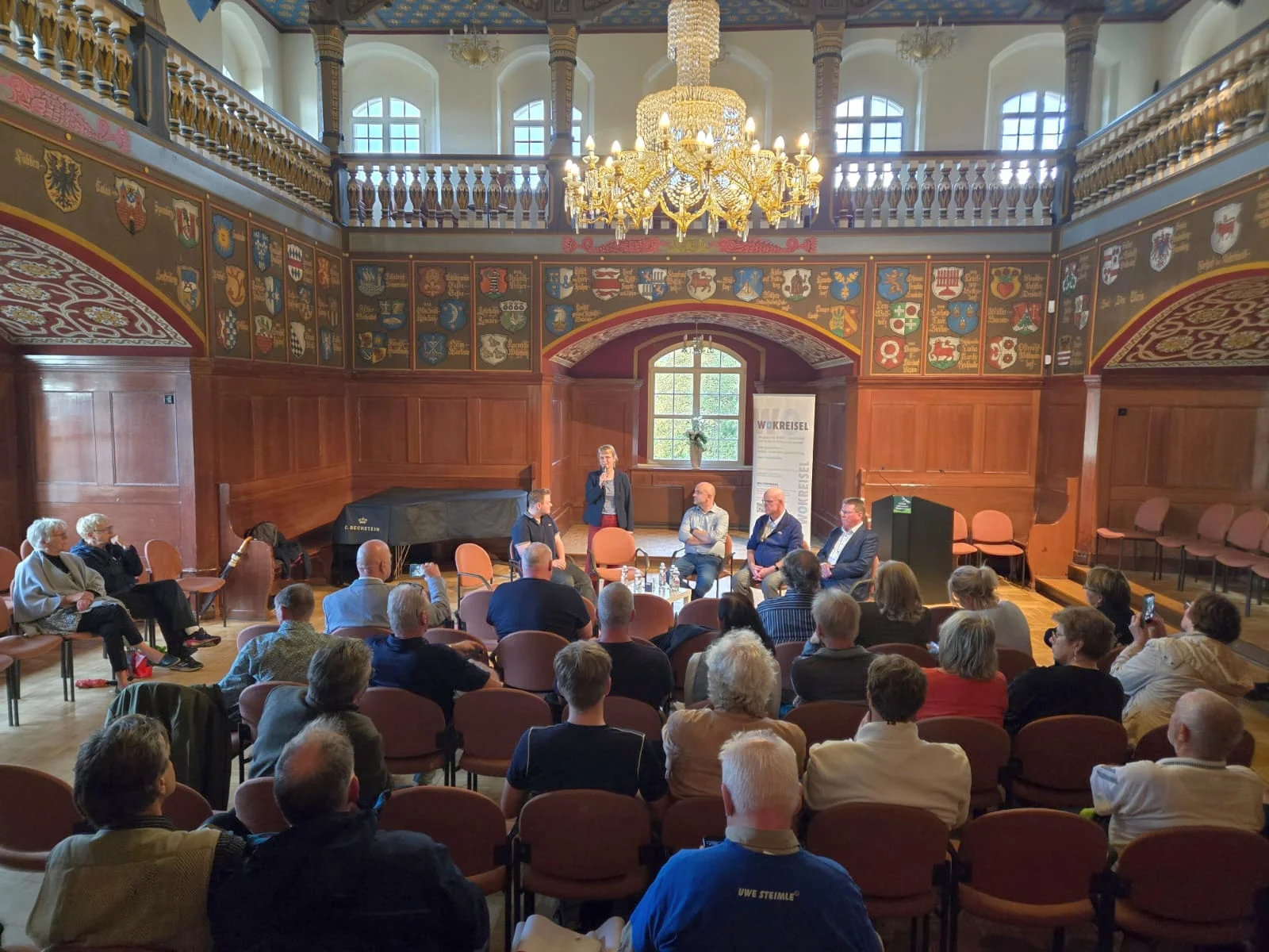 Fast anderthalb Stunden wurde im Lübbener Wappensaal disktutiert. Foto: Karen Ascher