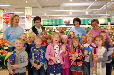 Foto zur Meldung: Bunte Präsente für angehende ABC-Schützen – Real-Supermarkt lud Mädchen und Jungen der Kita Am Gutspark zum Schultütenfest ein