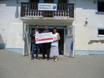 Spende an Feuerwehr und  Mühlberger Ruderverein (Bild vergr&ouml;&szlig;ern)