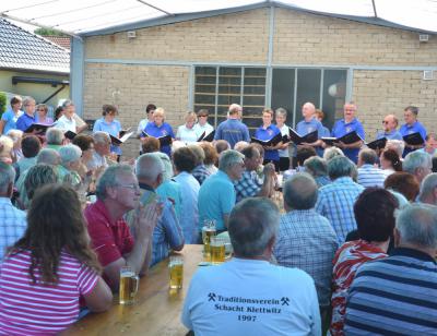 Ein Bier im Kornfeld: Klettwitzer feiern Bergmannstag am Schacht