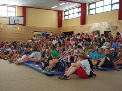 Foto zur Meldung: „Großer Auftritt für die Kleinsten“ – Einschulung der 5. Klassen an der IGS Grünthal