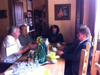 Landtagsabgeordneter Peter Rotter und Bundestagskandidat Kees de Vries auf Sommertour in Egeln (Bild vergrößern)