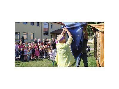 Wiesengewimmel mit Taufen und Hoteleröffnung (Bild vergr&ouml;&szlig;ern)