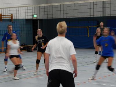 Foto zur Meldung: Hobby-Volleyballer des TV Hude wieder im Spielbetrieb dabei