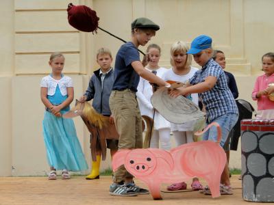 300 Gäste kamen zum Historischen Schulfest nach Reckahn (Bild vergrößern)