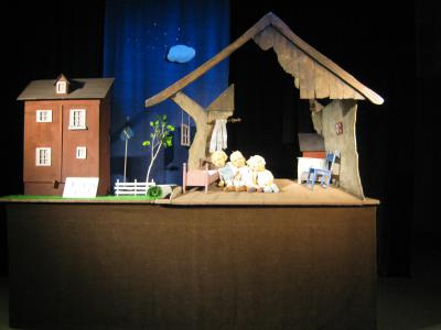Puppentheateraufführung „Lotta zieht um“ (Bild vergr&ouml;&szlig;ern)