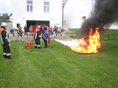 Foto zur Meldung: Hausfrauen übten den Umgang mit Feuerlöschern