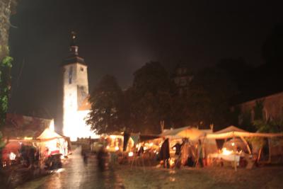 Im Fackel- und Feuerschein hatte die Burg ein ganz besonderes Flair (Bild vergrößern)