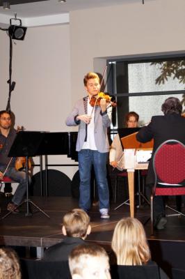 Foto zur Meldung: Klassik - I like it! - Kostenfreies Kinderkonzert am 17.10.2013 mit "Wunderkind" Elin Kolev (Violine) und Orchester in Havelberg