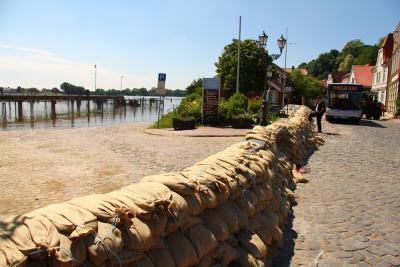 Foto zur Meldung: Katastropheneinsatz   - befüllen von Sandsäcken
