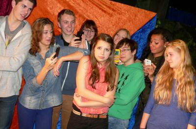 Foto zur Meldung: Schauspielschüler des Zielitzer Holzhaustheaters zeigen Welturaufführung „Facemob“