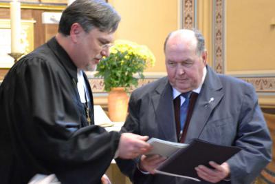 Ulrich Fahr (rechts) erhält Anhalter Kreuz durch Kirchenpräsident Joachim Liebig