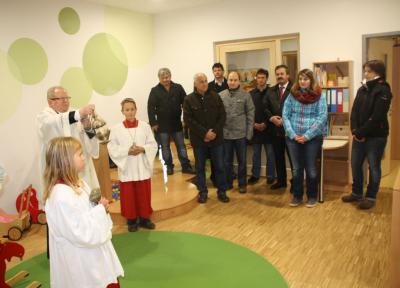 Foto zur Meldung: Pfarrer Sperl segnete neue Kinderkrippe