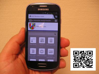 Smartphone mit mobile Webseite Amt Rantzau und QR-Code
